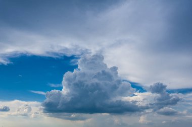Dramatik mavi gökyüzü ve bulutlar. bulutmanzarası arkaplanı