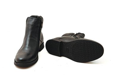 Beyaz arka planda izole edilmiş deri erkek ayakkabıları..