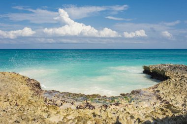 Tropikal Cennet 'teki Palm ve Tropikal plajlar. Dominik Cumhuriyeti, Seyşeller, Karayipler, Filipinler, Bahamalar 'da yaz tatili. Cennet kumsalında dinleniyorlar. Atlantik Okyanusunda Lüks Tatil Köyü