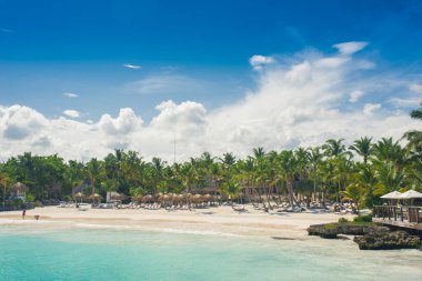 Tropikal Cennet 'teki Palm ve Tropikal plajlar. Dominik Cumhuriyeti, Seyşeller, Karayipler, Filipinler, Bahamalar 'da yaz tatili. Cennet kumsalında dinleniyorlar. Atlantik Okyanusunda Lüks Tatil Köyü