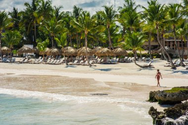 Tropikal Cennet 'teki Palm ve Tropikal plajlar. Dominik Cumhuriyeti, Seyşeller, Karayipler, Filipinler, Bahamalar 'da yaz tatili. Cennet kumsalında dinleniyorlar. Atlantik Okyanusunda Lüks Tatil Köyü