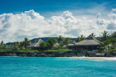Tropikal Cennet 'teki Palm ve Tropikal plajlar. Dominik Cumhuriyeti, Seyşeller, Karayipler, Filipinler, Bahamalar 'da yaz tatili. Cennet kumsalında dinleniyorlar. Atlantik Okyanusunda Lüks Tatil Köyü