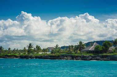 Tropikal Cennet 'teki Palm ve Tropikal plajlar. Dominik Cumhuriyeti, Seyşeller, Karayipler, Filipinler, Bahamalar 'da yaz tatili. Cennet kumsalında dinleniyorlar. Atlantik Okyanusunda Lüks Tatil Köyü