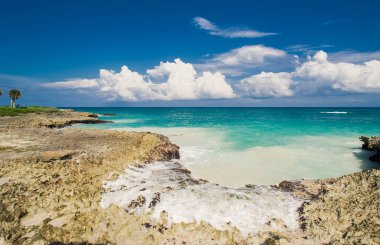 Tropikal Cennet 'teki Palm ve Tropikal plajlar. Dominik Cumhuriyeti, Seyşeller, Karayipler, Filipinler, Bahamalar 'da yaz tatili. Cennet kumsalında dinleniyorlar. Atlantik Okyanusunda Lüks Tatil Köyü