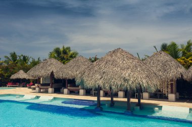 Lüks otellerin yüzme havuzu. Deniz kenarındaki lüks bir tatil köyünde yüzme havuzu. Tropik cennet. Kaplıca merkezinde yüzme havuzu. Dominik Cumhuriyeti, Seyşeller, Karayipler, Bahamalar.