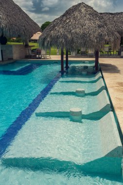 Lüks otellerin yüzme havuzu. Deniz kenarındaki lüks bir tatil köyünde yüzme havuzu. Tropik cennet. Kaplıca merkezinde yüzme havuzu. Dominik Cumhuriyeti, Seyşeller, Karayipler, Bahamalar.