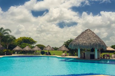 Lüks otellerin yüzme havuzu. Deniz kenarındaki lüks bir tatil köyünde yüzme havuzu. Tropik cennet. Kaplıca merkezinde yüzme havuzu. Dominik Cumhuriyeti, Seyşeller, Karayipler, Bahamalar.