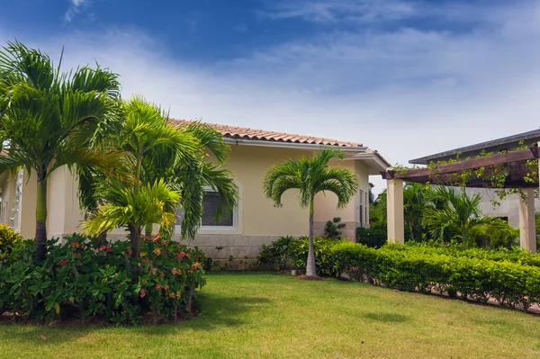 ドミニカ共和国の豪華なヴィラ プール付きの美しいヴィラ 美しい庭園と豪華なカリブ海のリゾートのヴィラ 海から遠くない 花の間で古典的なスペインの別荘 — ストック写真