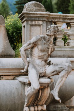 Taş heykeller yaklaşıyor.