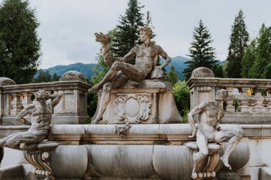 Taş heykeller yaklaşıyor.