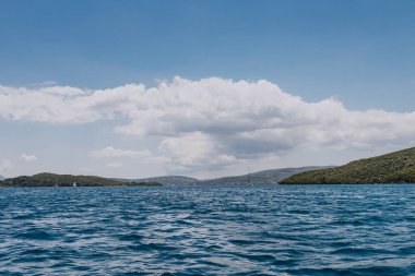 Güzel yeşil ada ve deniz manzarası