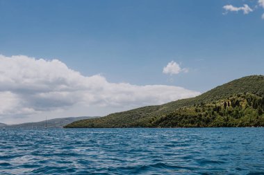 Güzel yeşil ada ve deniz manzarası