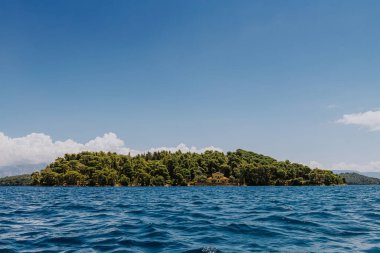 Güzel yeşil ada ve deniz manzarası