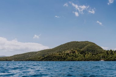 Güzel yeşil ada ve deniz manzarası