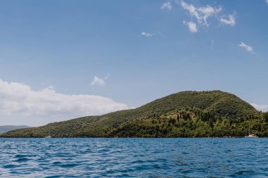 Güzel yeşil ada ve deniz manzarası