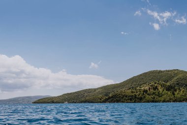 Güzel yeşil ada ve deniz manzarası