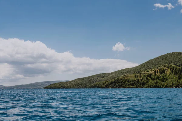 Güzel yeşil ada ve deniz manzarası