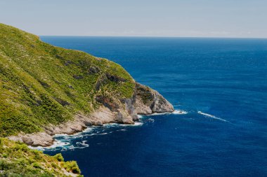 Kristal mavi suyla muhteşem körfezin havadan görüntüsü.