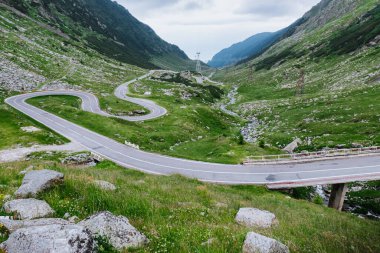 Güzel dağlık arazide yol