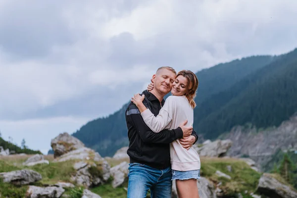 Couple Souriant Posant Dans Les Montagnes — Photo