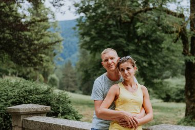 Kameraya bakan çift portresi