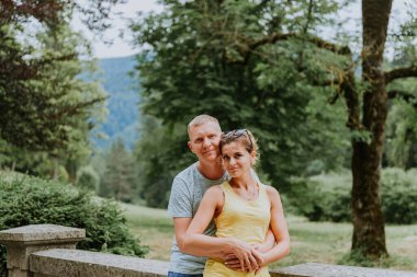 Kameraya bakan çift portresi