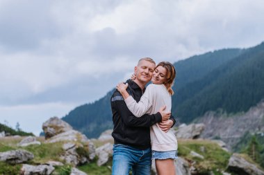 İskoçya 'da dikilen sevimli çift 