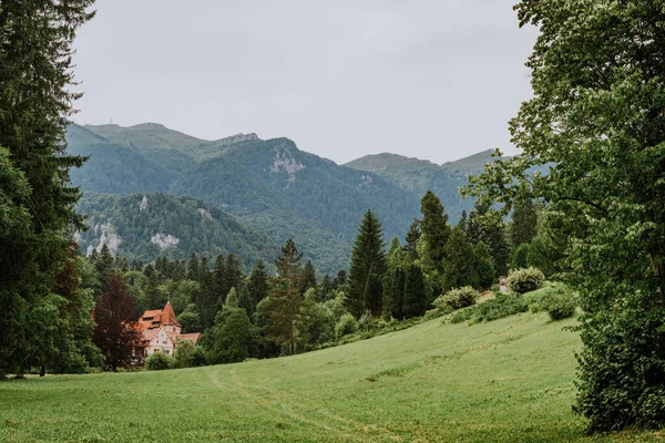 Casa Hermosa Montaña Verde — Foto de Stock