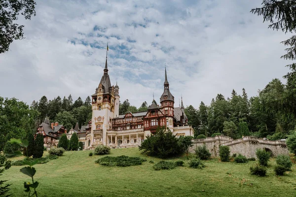 Château Dans Les Hautes Terres Verdoyantes Avec Arbres Verts — Photo