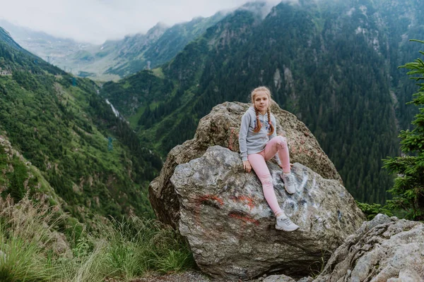 Красивая Девушка Сидит Скале Горах Смотрит Красивый Пейзаж Горной Долины — стоковое фото