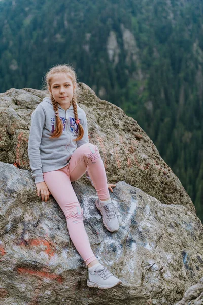 Beautiful Girl Sits Rock Mountains Looks Beautiful Landscape Mountain Valley — Stock Photo, Image