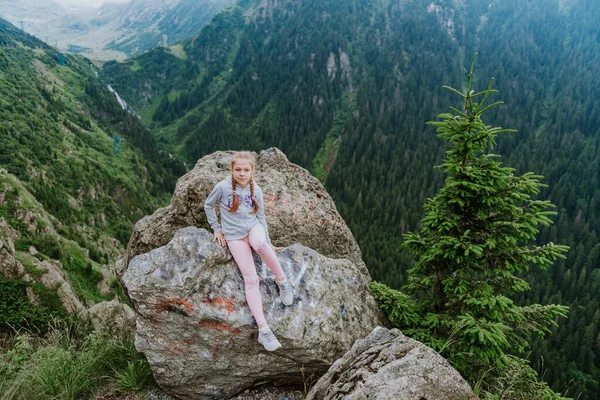 Chica Borde Del Acantilado Cerca Transfegerasan Carretera Montaña — Foto de Stock