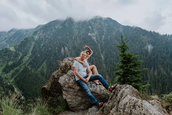 Mujer Atractiva Marido Sentado Roca Con Montañas Fondo — Foto de Stock