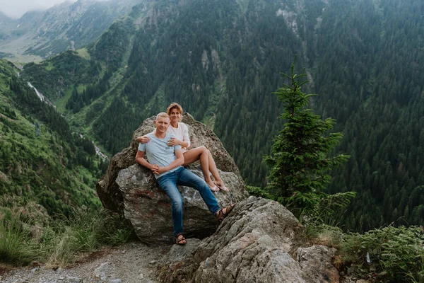 Mujer Atractiva Marido Sentado Roca Con Montañas Fondo — Foto de Stock