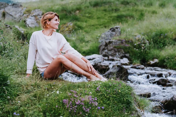 放松的概念 女人坐在附近的瀑布 电影色调 — 图库照片