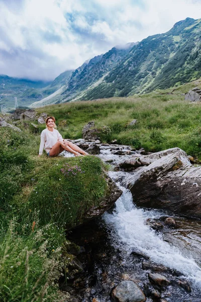 リラックスしたコンセプトは 女性は近くの滝に座っている フィルムトーン — ストック写真