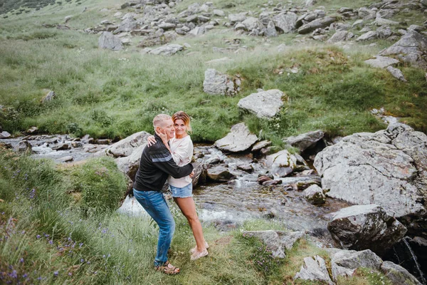高地で妻を抱きしめる男 — ストック写真