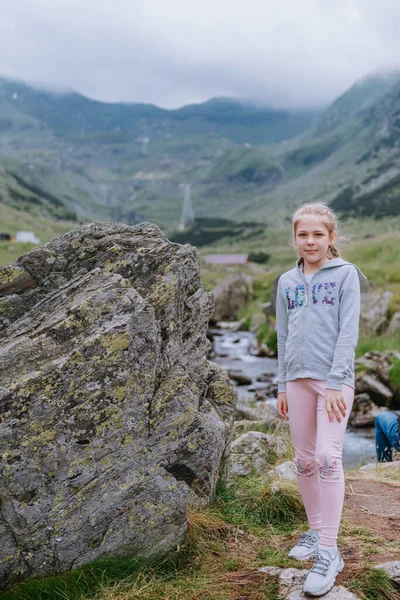 Молодая Девушка Позирует Открытом Воздухе Горах — стоковое фото