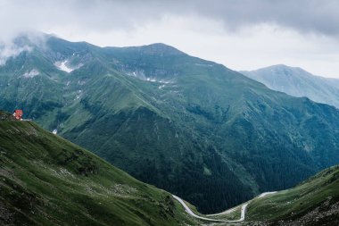 Yaz dağları yeşil çimenler ve mavi gökyüzü manzarası. dağ manzarası