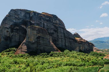 Bir dağın eteğinde manzaralı bir vadi üzüm bağı. Muhteşem dağlara karşı üzüm bağları. Yunanistan