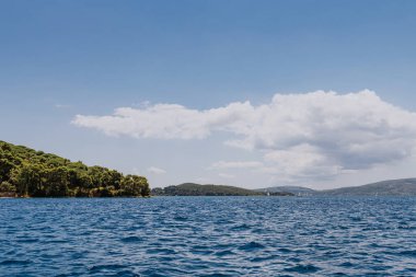 Denizden Yunan adası manzaralı. Yunanistan 'daki Ada' daki güzel deniz manzaraları. Uzakta ünlü Akrep adası, solda Lefkada adası ve sağda muhteşem Meganisi adasının bir parçası var.