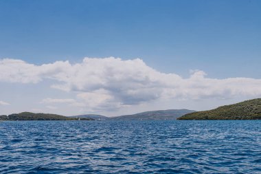 Denizden Yunan adası manzaralı. Yunanistan 'daki Ada' daki güzel deniz manzaraları. Uzakta ünlü Akrep adası, solda Lefkada adası ve sağda muhteşem Meganisi adasının bir parçası var.