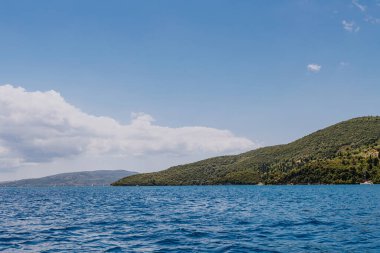 Denizden Yunan adası manzaralı. Yunanistan 'daki Ada' daki güzel deniz manzaraları. Uzakta ünlü Akrep adası, solda Lefkada adası ve sağda muhteşem Meganisi adasının bir parçası var.
