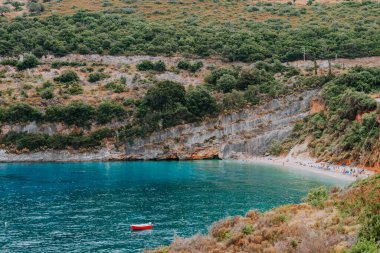 Granit kayalar ve greneriyle masmavi deniz suyu..