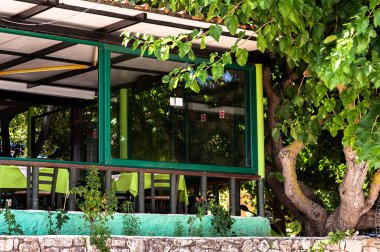 Gün batımında boş bir restoran masası. seyahat tatili.