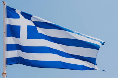 Mavi gökyüzü arka planında Yunan bayrağı