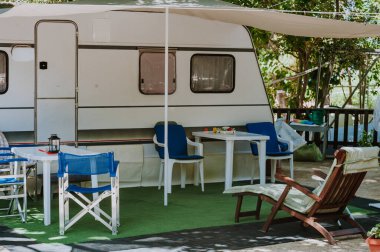Aile tatili karavanı, karavan gezisi, karavan tatili. Güzel Doğa Yunanistan Doğal Arazi.
