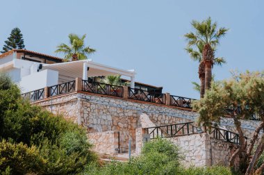 Pasifik Okyanusu kıyısında, Malibu, Los Angeles, Kaliforniya 'da uçurumların tepesine inşa edilen malikanelerin günbatımı manzarası