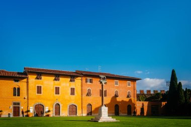 Pisa, Arno nehri, Lungarno manzarası. Uzun pozlama. Toskana, İtalya, Avrupa.