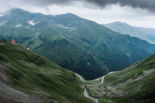 Letnie Góry Zielona Trawa Błękitne Niebo Krajobraz Panorama Gór — Zdjęcie stockowe